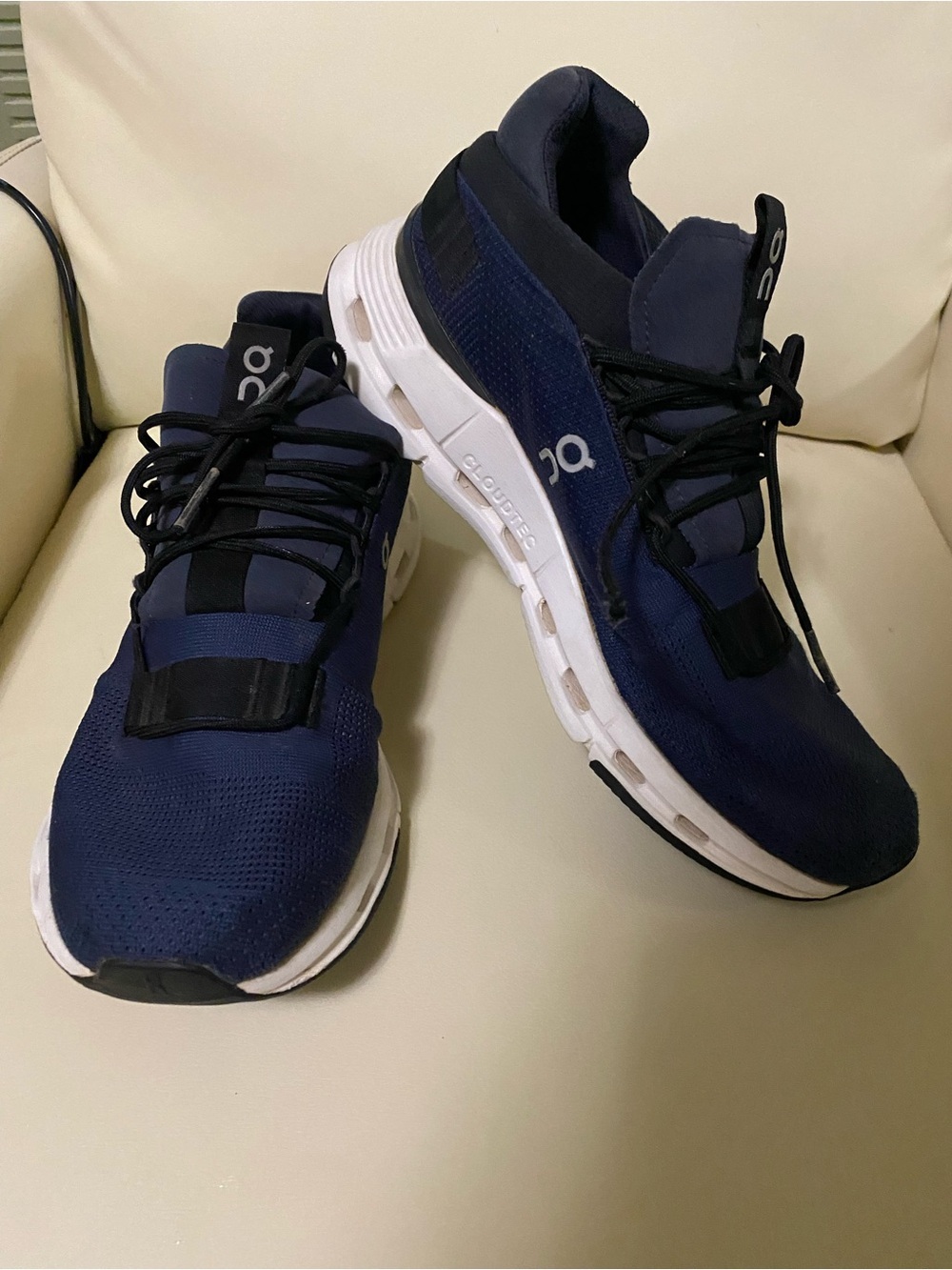 On Running 9.5 Navy and White Men’s Athletic Sneakers